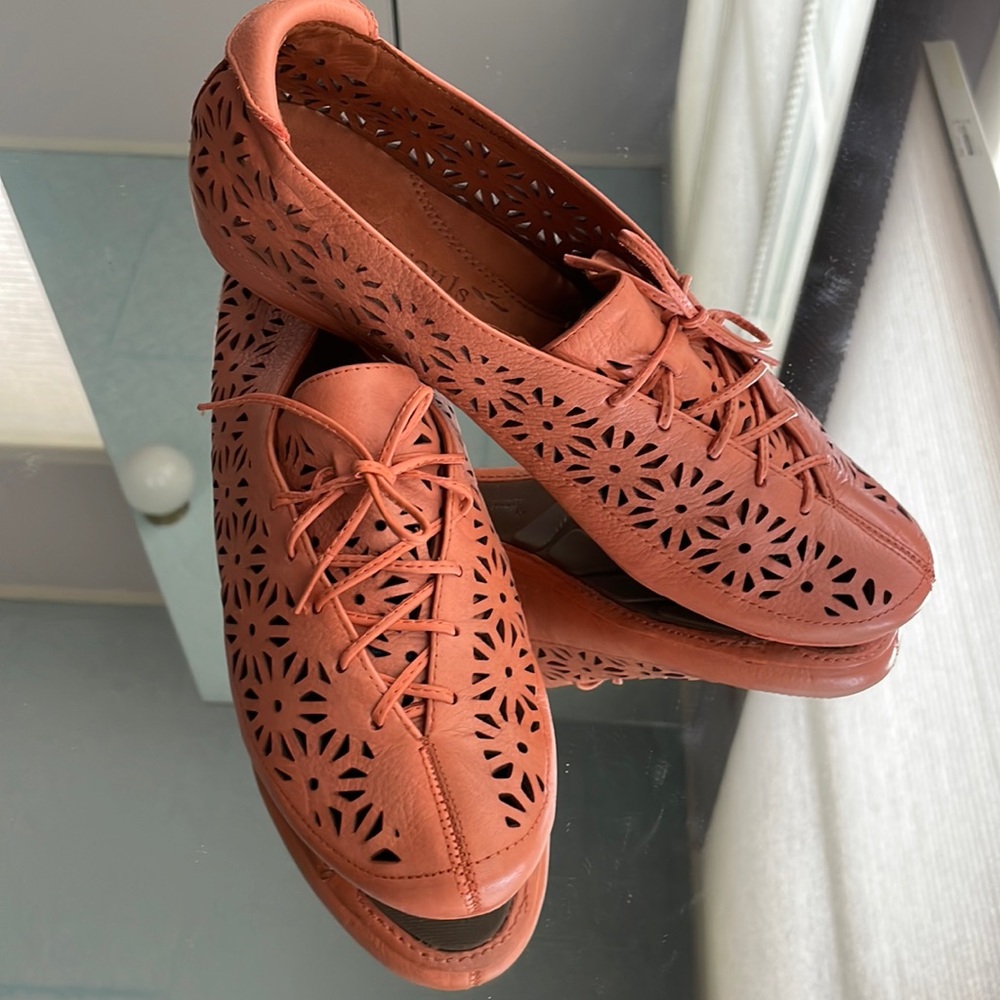 Gentle Souls coral leather lace-up flats. Size 10.